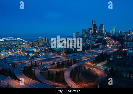 Luftaufnahme der Skyline von Downtown Seattle mit Interstate 5 & 90 Interchange at Night, Washington, USA. Stockfoto