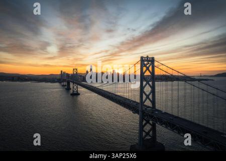 Blick aus der Vogelperspektive auf die Bay Bridge und die Skyline von san francisco bei Sonnenuntergang mit Himmel und Wasser in der Dämmerung, san francisco, kalifornien, usa. Stockfoto