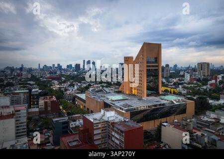 Blick aus der Vogelperspektive auf die wunderschöne urbane Skyline mit moderner Architektur und Hochhäusern, Polanco, Mexico City, Mexiko. Stockfoto
