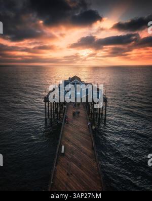 Drohnenansicht des Oceanside Pier in Kalifornien bei Sonnenuntergang. Stockfoto