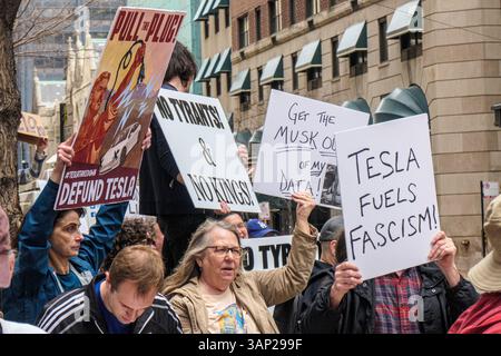 Tesla Takedown Protest im Gold Coast Tesla Showroom in Chicago ...