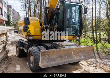 Nahaufnahme des alten Radbaggers auf der Baustelle. Moderne Baumaschinen für Erdarbeiten. Hochwertige Fotos Stockfoto