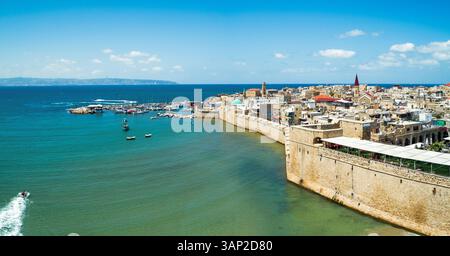 Aus der Vogelperspektive auf einen kleinen Hafen in der Nähe des Horse Beach in Acre, Northern District, Israel. Stockfoto