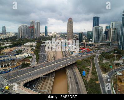 Luftaufnahme auf den Ayalon Highway und die Shiffman's Bridge in der Innenstadt von Tel-Aviv, Israel. Stockfoto