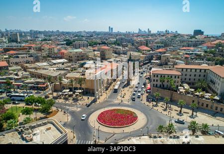Aus der Vogelperspektive auf die alte Jaffa-Uhr „HaShaon“-Platz und die lokalen Gebäude rund um Tel-Aviv, Jaffa, Israel. Stockfoto
