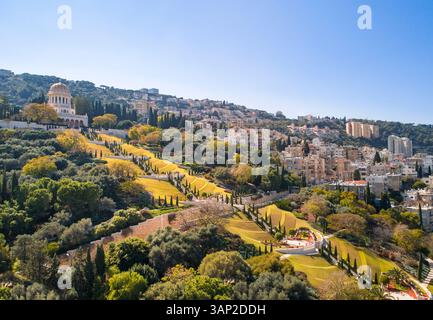 Blick aus der Vogelperspektive auf die Bahai Gärten entlang der Seite von mt. Carmel und die Haifa, Israel. Stockfoto