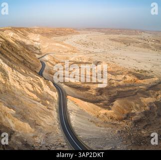 Aus der Vogelperspektive auf eine gewundene Straße auf einer Bergseite in der Wüste. Negev, Israel. Stockfoto