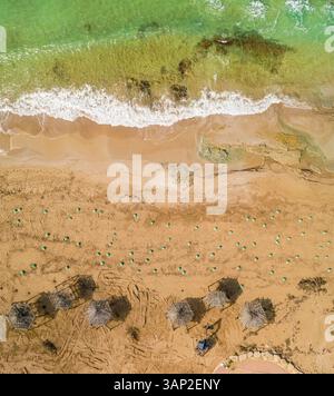 Aus der Vogelperspektive auf den Strand von Betset mit Plastiktüte auf dem Sand nach der Ölpest, Akko, Northern District, Israel. Stockfoto