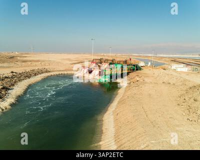 Luftaufnahme von drei Wasserpumpen in verschiedenen Farben, die Wasser pumpen, Totes Meer, Negev, Israel. Stockfoto
