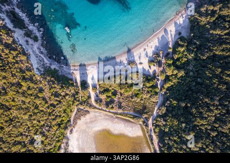 Blick aus der Vogelperspektive auf den Strand Canetto am Meer, Corse, Frankreich. Stockfoto