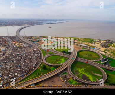 Blick aus der Vogelperspektive auf die wunderschöne Stadtlandschaft mit Brücken und Wolkenkratzern über dem Wasser, Lagos, Nigeria. Stockfoto