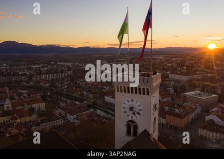 Blick aus der Vogelperspektive auf das malerische Ljubljana mit seinem majestätischen Schloss und Uhrenturm bei Sonnenuntergang, Zentralslowenien, Slowenien. Stockfoto
