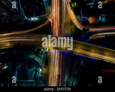 Luftaufnahme der Shahrah-e-Faisal Ave in Karachi, Shind, Pakistan. Stockfoto