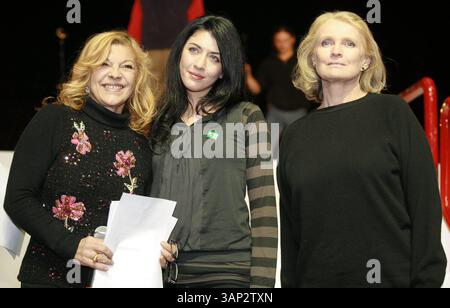 26. Januar 2007 - L'Association EmmaÃ¼s a organisÃ une soirÃ en hommage Ã l'AbbÃ Pierre et aux compagnons Ã Paris Bercy, le 25 01 2007. Pierre Payan, PixPlanete. Nicoletta, Nolwenn Leroy, Marie-Christine Barrault... TRAUERFEIER UND HOMMAGE AN ABBE PIERRE. PARIS-BERCY, PARIS FRANKREICH 01-25-2007. PIERRE PAYAN-PIXPLANETE- 2007.K51538.(Bild: © Globe Photos/ZUMAPRESS.com) Stockfoto