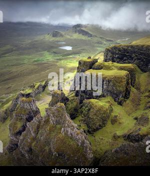 Aus der Vogelperspektive sehen Sie dramatische Felsformationen und üppige grüne Landschaften in Quiraing, Isle of Skye, Großbritannien. Stockfoto