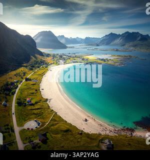 Blick aus der Vogelperspektive auf Ramberg Beach, Flakstad, Lofoten, Nordland, Norwegen mit den Bergen, weißem Sand und türkisfarbenem Wasser Stockfoto