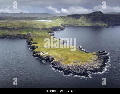 Aus der Vogelperspektive des Leuchtturms neist Point auf einer zerklüfteten Klippe mit Blick auf das Meer, Isle of Skye, Großbritannien. Stockfoto