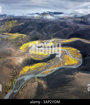 Luftaufnahme von Kirkjubaejarklaustur mit vulkanischem Fluss, Südregion, Island. Stockfoto