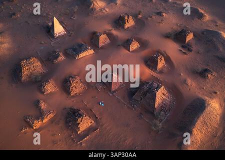 Blick aus der Vogelperspektive auf alte Pyramiden in einer wunderschönen trockenen Wüstenlandschaft, Nil, Sudan. Stockfoto