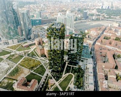 MAILAND, ITALIEN - 18. SEPTEMBER 2019 : aus der Vogelperspektive der beiden grünen Wohntürme Bosco Verticale in Mailand, Italien. Stockfoto