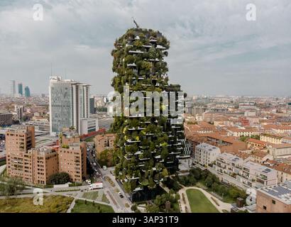 MAILAND, ITALIEN - 18. SEPTEMBER 2019 : aus der Vogelperspektive der beiden grünen Wohntürme Bosco Verticale in Mailand, Italien. Stockfoto