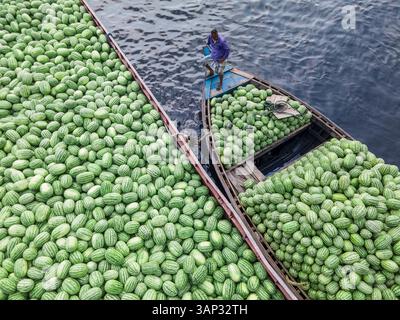 Dhaka, Bangladesch - 26. März 2023: Luftaufnahme von Handels- und Passagierschiffen auf dem Buriganga-Fluss mit frischen Wassermelonen, Dhaka Kotwali Th Stockfoto