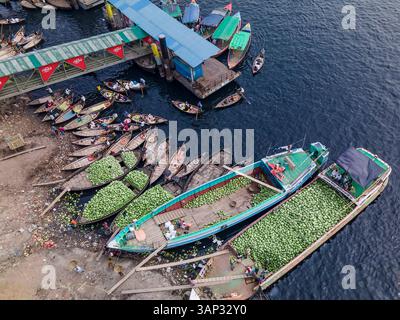 Dhaka, Bangladesch - 26. März 2023: Luftaufnahme von Handels- und Passagierschiffen auf dem Buriganga River mit frischen Wassermelonen am Dock, Dhaka Kotwali Thana, Bangladesch. Stockfoto