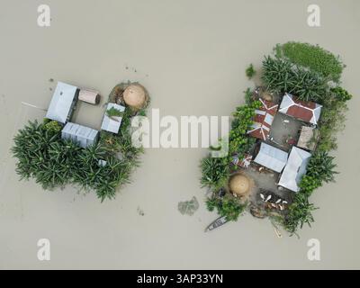 Luftaufnahme des Hochwassers um Häuser und Boote in einer Vorstadtlandschaft, Jatrapur, Kurigram, Bangladesch. Stockfoto