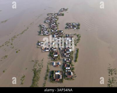 Aus der Vogelperspektive des Hochwassers um Häuser und Boote in einem beschädigten Dorf, Jatrapur, Kurigram, Bangladesch. Stockfoto