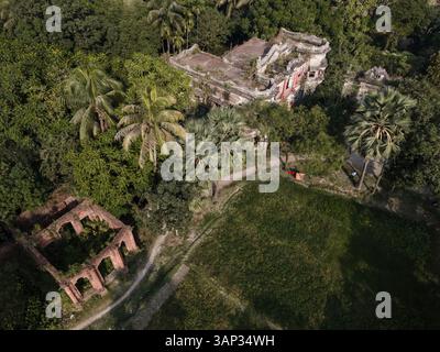 Blick aus der Vogelperspektive auf ein schönes denkmalgeschütztes Herrenhaus umgeben von üppigem Grün und Palmen, Narshingdi, Dhaka, Bangladesch. Stockfoto