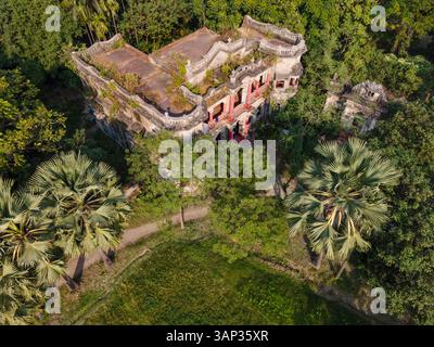 Blick aus der Vogelperspektive auf ein elegantes, bewachsenes Herrenhaus, umgeben von üppigem Grün und tropischer Vegetation, Narshingdi, Dhaka, Bangladesch. Stockfoto