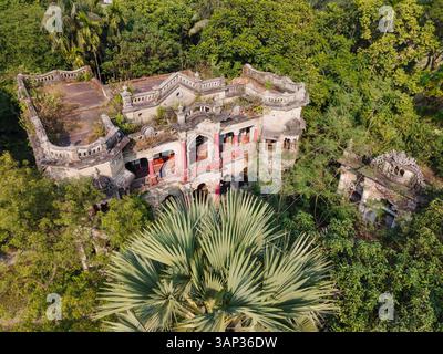 Aus der Vogelperspektive auf ein majestätisches mogul-Herrenhaus umgeben von üppigem Grün und bewachsenem Laub, Narshingdi, Dhaka, Bangladesch. Stockfoto