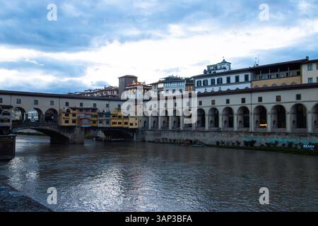 Ponte vecchio und Vasari Corridor, ein erhöhter geschlossener Durchgang in Florenz, Italien Stockfoto