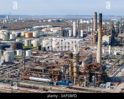 Stotage Tanks und Rohre der Ölraffinerie Stanlow, Ellesmere Port, Cheshire, England Stockfoto