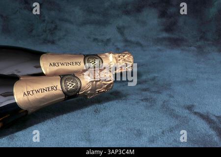 Zwei versiegelte Flaschen Artwinery Sekt. Stockfoto