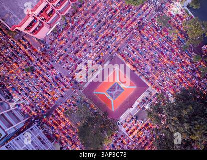 Aus der Vogelperspektive sehen Sie die pulsierende Menschenmenge während des Hindu-Festivals Rakher Upobash in Baradi, Sonargaon, Bangladesch. Stockfoto