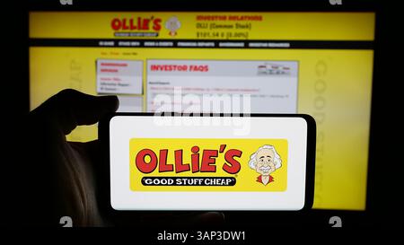 Stuttgart, Deutschland - 12.09.2024: Person, die ein Mobiltelefon mit dem Logo des amerikanischen Unternehmens Ollie's Bargain Outlet Holdings Inc. Auf dem Bildschirm hält Stockfoto