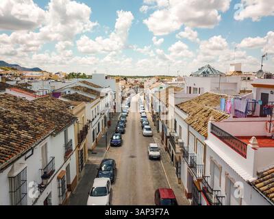 Luftaufnahme des Wohngebietes mit einer leeren Straße während des Lockdowns in Moron de la Frontera, Andalusien, Spanien. Stockfoto