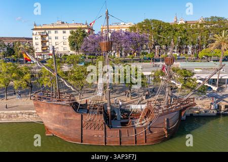 Aus der Vogelperspektive eines NAO Victoria 500 Segelbootes, Blick auf eine Replik am Guadalquivir Fluss in Sevilla, Andalusien, Spanien. Stockfoto