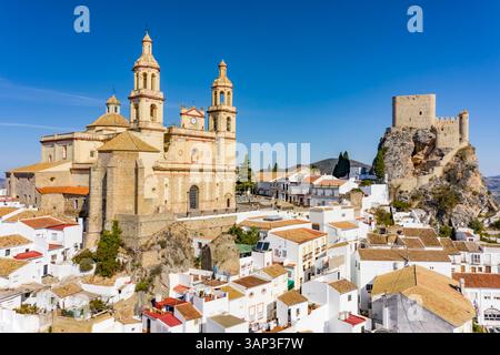 Aus der Vogelperspektive auf eine Kirche und ein Schloss auf einem Hügel mit weißen Häusern, die sie umgeben, der Stadt Olvera, Cadiz, Spanien. Stockfoto