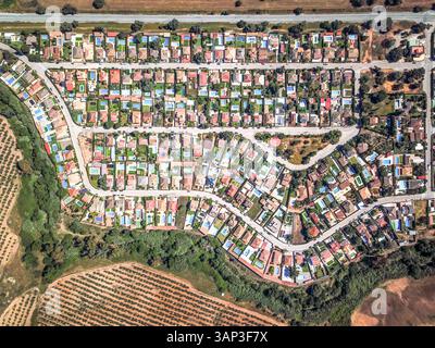 Aus der Vogelperspektive auf Villen mit Pools in einer Urbanisation inmitten der Landschaft von Moron de la Frontera, Andaluisa, Spanien. Stockfoto