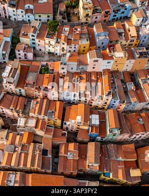Blick aus der Vogelperspektive auf das farbenfrohe Haus in Bosa, Oristano, Sardinien, Italien. Stockfoto