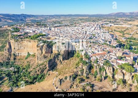Blick aus der Vogelperspektive auf eine Bergstadt mit der Steinbrücke „Puente Nuevo“ und der Plaza de Toros in Ronda, Andalusien, Spanien. Stockfoto