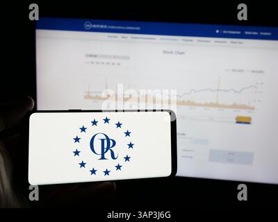 Stuttgart, Deutschland, 12.09.2024: Person, die ein Smartphone hält, mit dem Logo des US-amerikanischen Unternehmens Old Republic International Corporation auf dem Bildschirm Stockfoto