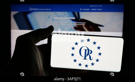 Stuttgart, Deutschland - 12.09.2024: Person, die ein Mobiltelefon hält, mit Logo des US-amerikanischen Unternehmens Old Republic International Corporation auf dem Bildschirm Stockfoto