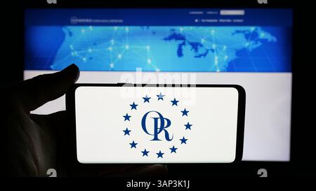 Stuttgart, Deutschland - 12.09.2024: Person, die ein Mobiltelefon mit dem Logo des US-amerikanischen Unternehmens Old Republic International Corporation auf dem Bildschirm hält Stockfoto