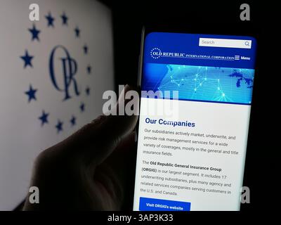 Stuttgart, Deutschland - 12.09.2024: Person, die ein Mobiltelefon hält, mit Webseite des US-amerikanischen Unternehmens Old Republic International Corporation auf dem Bildschirm mit Logo. Stockfoto