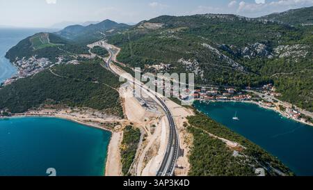 Luftaufnahme der Straße entlang der Küste in Kroatien. Stockfoto
