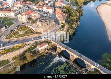 Aus der Vogelperspektive auf eine alte Burg und Brücke in Barcelos, Portugal. Stockfoto