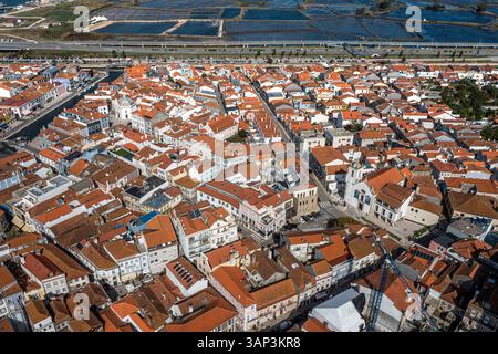Aus der Vogelperspektive der Altstadt Aveiro in Portugal mit Salinen, Portugal. Stockfoto